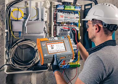 Wykonywanie pomiarów w rozdzielnicy elektrycznej